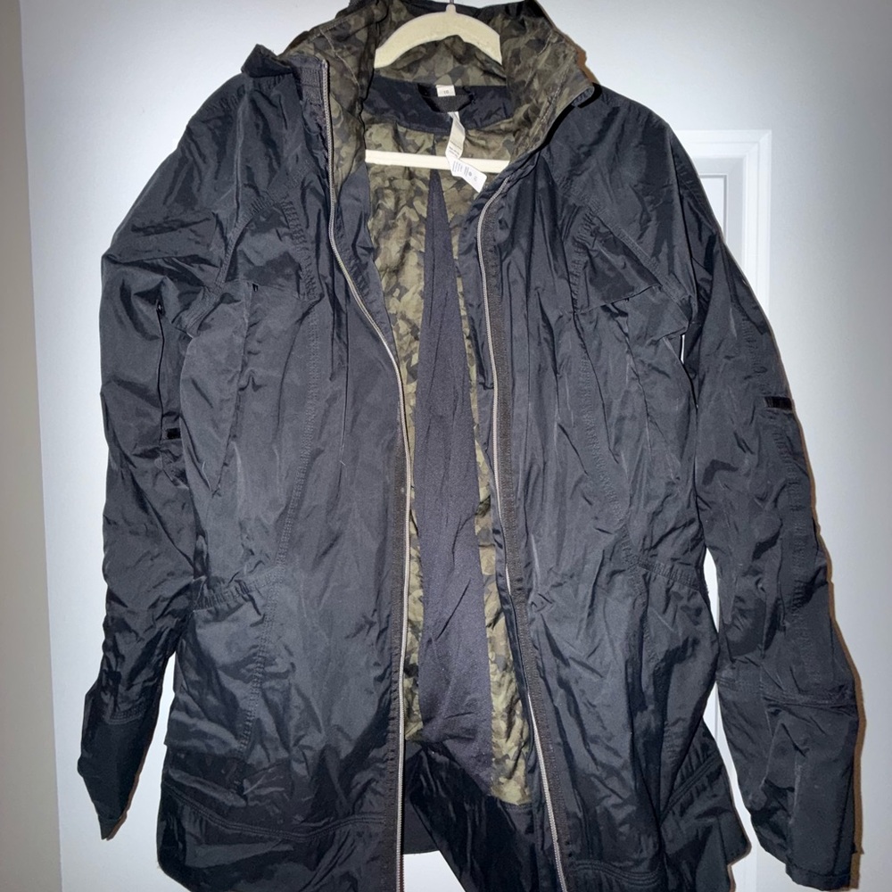 lululemon athletica Black Raincoat with Camouflage Lining
